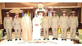 سمو ولي العهد مستقبلاً الشيخ أحمد الخالد وضباط الجيش المرقين إلى رتبهم الجديدة