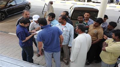 سائقون في وزارات تجمهروا لحين صرف رواتبهم