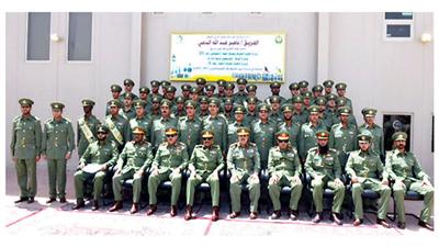 الفريق ناصر الدعي متوسطاً الضباط الخريجين