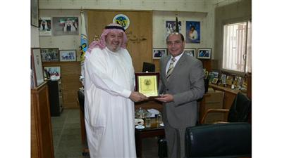 فيصل القناعي يقدم درعاً تذكارياً لمنير الحافي
