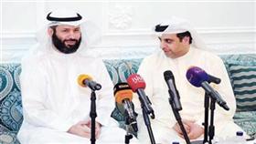 النائب فيصل المسلم يتحدث في الندوة وبجانبه ماضي الخميس