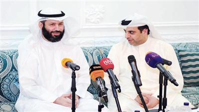 النائب فيصل المسلم يتحدث في الندوة وبجانبه ماضي الخميس