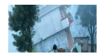 فيديو.. سيول الهند تقتلع منزلاً من طابقين في 6 ثوان وسط ذهول سكانه