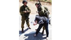 قوات الاحتلال تعتدي على متظاهرة فلسطينية (ا ف ب)