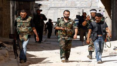 مقاتلون بالجيش الحر في أحد الشوارع شمالي حلب (رويترز)
