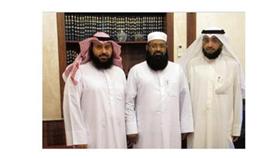 مدير عام مكتب الاغاثة الكويتية في بنغلاديش د.غازي الاسلام يتوسط مسؤولي لجنة زكاة الشامية