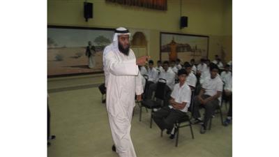 مدعث العجمي أثناء المحاضرة محذراً من خطورة المخدرات