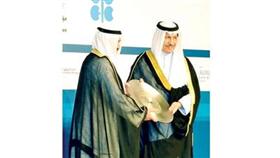درع تذكارية لسمو الشيخ جابر المبارك