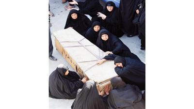 جانب من تشييع جنازة قتيل سقط بانفجار في وقت سابق بالنجف (رويترز)