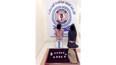 الآسيويان وأمامهما الطرد