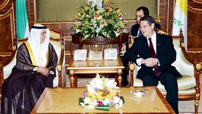 الرئيس القبرصي مستقبلاً العمر