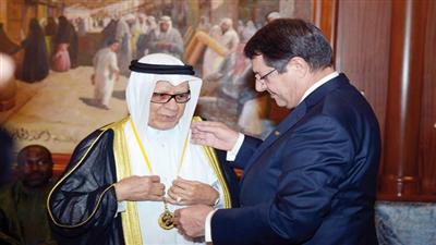 الرئيس القبرصي مقلداً المعجل وسام المساهمة المتميزة