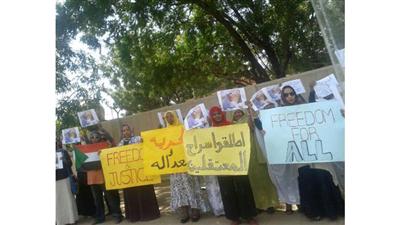 عم الرئيس السوداني وصهره يقودان تظاهرة معارضة للحكومة