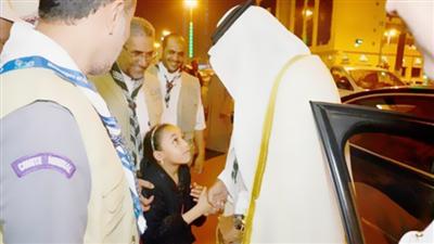 «صورة».. طفلة مصرية «جريئة» تستوقف موكب وزير التربية السعودي للسلام عليه!