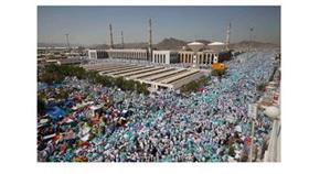 حجاج بيت الله الحرام اثناء صلاة الظهر في مسجد نمرة