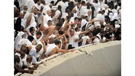 الحجاج يواصلون رمي الجمرات في أول أيام التشريق