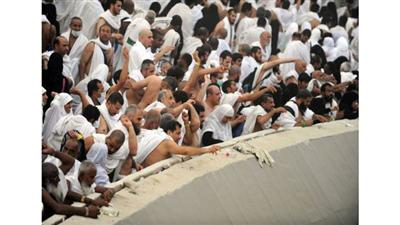 الحجاج يواصلون رمي الجمرات في أول أيام التشريق