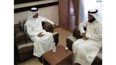 الحمر خلال لقائه مدير مركز رعاية المسنين