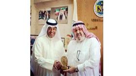 القناعي يتسلم الدرع التذكارية من أبوالعدل