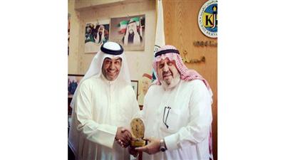 القناعي يتسلم الدرع التذكارية من أبوالعدل