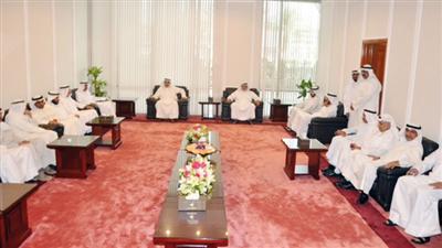 الوزير عبدالعزيز الابراهيم اثناء استقباله المهنئين بالعيد