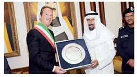 الشيخ علي الجابر يقدم درعاً تذكارية لعمدة مدينة بيشيلي الإيطالية
