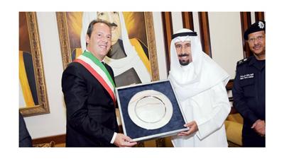 الشيخ علي الجابر يقدم درعاً تذكارية لعمدة مدينة بيشيلي الإيطالية
