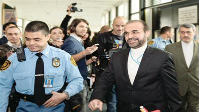 السفير الإيراني لدى وكالة الطاقة رضا نجفي لدى وصوله إلى الوكالة للاجتماع بمسؤول كبير فيها (إ ب أ)
