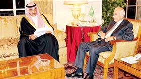 وزير الخارجية الشيخ صباح الخالد أثناء لقائه الأمين العام لجامعة الدول العربية نبيل العربي (كونا)