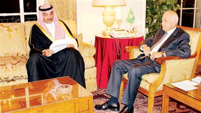 وزير الخارجية الشيخ صباح الخالد أثناء لقائه الأمين العام لجامعة الدول العربية نبيل العربي (كونا)