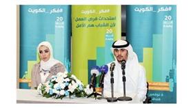 آلاء السعيدي والزميل ناصر العرفج اثناء المؤتمر الصحافي