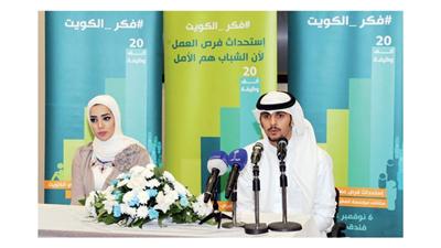 آلاء السعيدي والزميل ناصر العرفج اثناء المؤتمر الصحافي