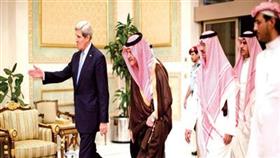 سعود الفيصل وزير الخارجية السعودي يرحب بنظيره الأمريكي جون كيري الذي وصل الرياض أمس (أ ف ب)