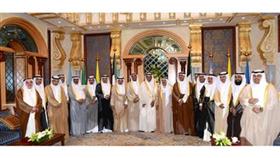 سمو الأمير متوسطا رئيس وأعضاء المجلس البلدي