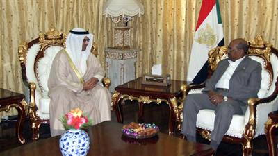 البشير مستقبلا السفير الهاجري
