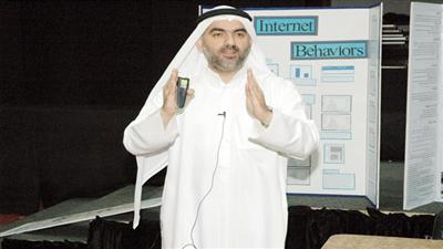 د.أيمن الصفار متحدثاً خلال البرنامج التدريبي الأول
