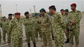 العميد سعد الحجرف مستمعاً إلى شرح خلال الجولة