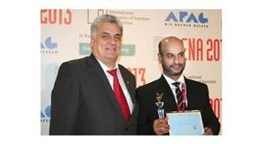 الصليلي متسلماً كأس التميز من البروفيسور أوليكسي أونايبكو