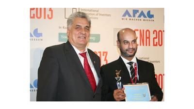 الصليلي متسلماً كأس التميز من البروفيسور أوليكسي أونايبكو