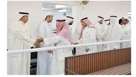 ذوو الفقيد يتلقون العزاء وبينهم الزميل وليد الجاسم