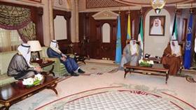 سموه مستقبلا الشيوخ خالد الجراح وسلمان الحمود ومحمد العبدالله