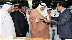 الوزير يطلع على احد الاصدارات