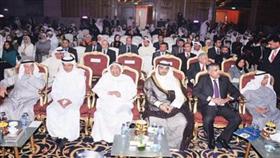 الشيخ محمد العبدالله متقدما الحضور