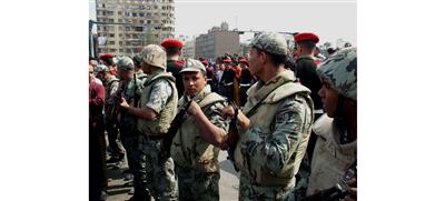 الجيش المصري ينفي قيامه بتجاوزات بعيد اندلاع الثورة في مصر