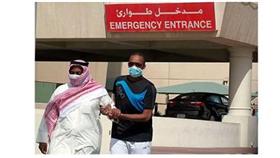 مواطنان سعوديان يضعان كماماتين خشية التقاطهما لفيروس «كورونا» خلال توجههما الى مستشفى الخبر في مدينة الدمام (رويترز)