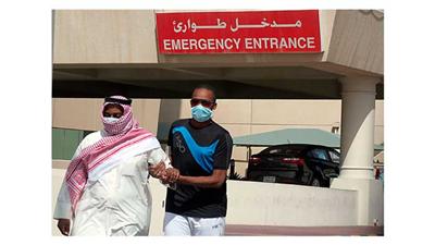 مواطنان سعوديان يضعان كماماتين خشية التقاطهما لفيروس «كورونا» خلال توجههما الى مستشفى الخبر في مدينة الدمام (رويترز)