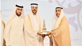 فوزي المجدلي يقدم درعا تذكارية لولي عهد الشارقة