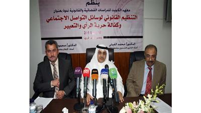 د.محمد الفيلي ود.محمود الموسوي اثناء الندوة