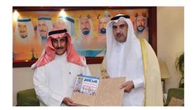 محافظ الأحمدي متلقياً اهداء مجلة أمن الخليج