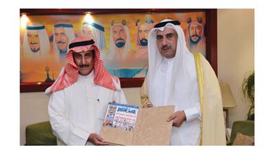 محافظ الأحمدي متلقياً اهداء مجلة أمن الخليج